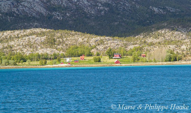 Bognes 1656.jpg - Vue depuis le ferry entre Lodingen et Bognes (Norvège, juin 2012)